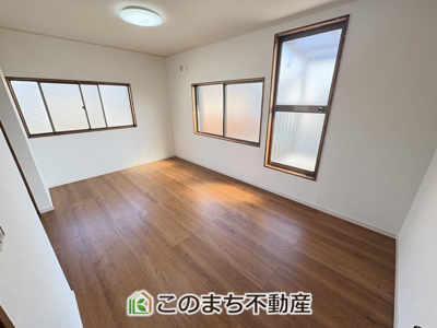 【洋室】 | 小山市羽川再生住宅　１ | 内装フルリノベーション☆建具・クロス・フローリング新品☆たくさんの窓からたっぷりの日差しが差し込みます☆