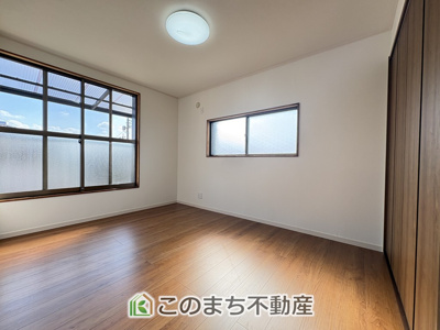 【洋室】 | 小山市羽川再生住宅　１ | 内装フルリノベーション☆建具・クロス・フローリング新品☆大きな窓からたっぷりの日差しが差し込みます☆