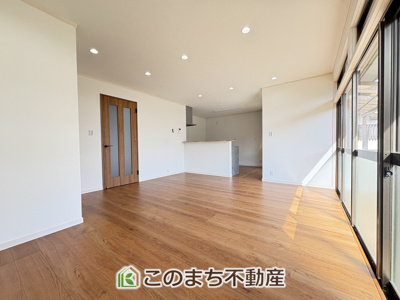 【居間・リビング】 | 小山市羽川再生住宅　１ | 内装フルリノベーション☆建具・クロス・フローリング新品☆南向きのリビングは窓からたくさんの日差しが差し込みます☆