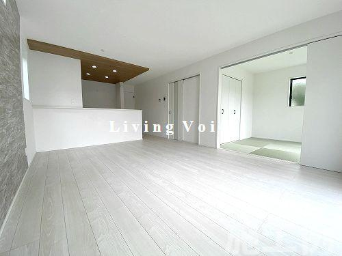 【居間・リビング】 | 【仲介手数料０円】平塚市東八幡7期　新築一戸建て　全2棟 | 平塚市東八幡7期　新築一戸建て　全2棟