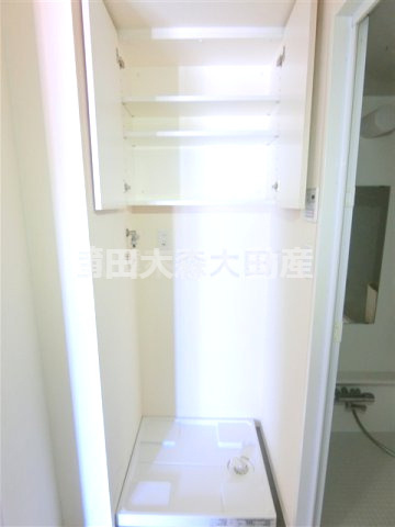 ミストラルコート(MISTRAL　COURT)の設備|棚収納付きの室内洗濯機置場　