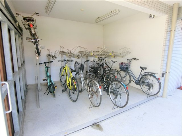 ミストラルコート(MISTRAL　COURT)のその他共用部分|屋根付きの駐輪場　空き状況等詳細はお問合せください。