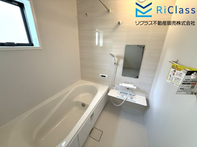 新築戸建　神戸市北区筑紫が丘１丁目8の浴室|落ち着いた空間のお風呂です
浴室乾燥機付きです
窓もあります