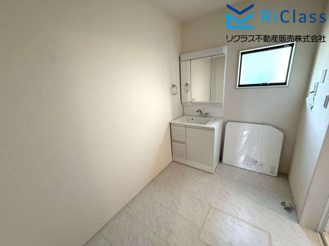 新築戸建　神戸市北区筑紫が丘１丁目8の独立洗面台|使いやすい独立洗面台です
ランドリースペースあります