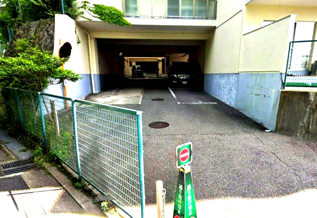 シーアイマンション第二甲陽園の駐車場|たっぷりの収納を設けたシャワー付洗面台で快適な暮らし