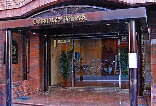 ロイヤルハイツ新宿御苑のエントランス