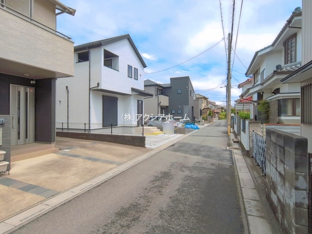 所沢市和ケ原1丁目・全1棟　新築一戸建　の前面道路含む現地写真