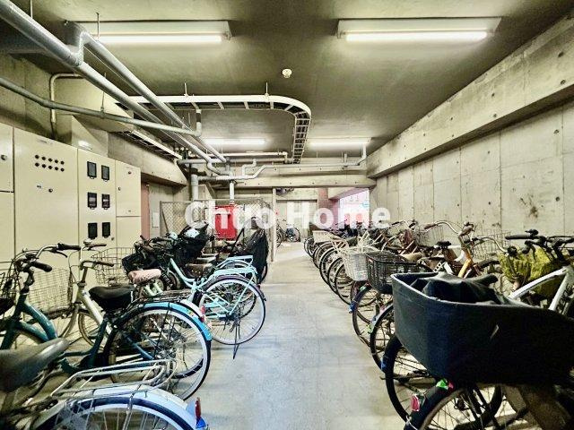 信開ダイナスティ千住の駐輪場|【自転車置き場】最新の空き状況や費用などの詳細は担当スタッフまでお問い合わせください。