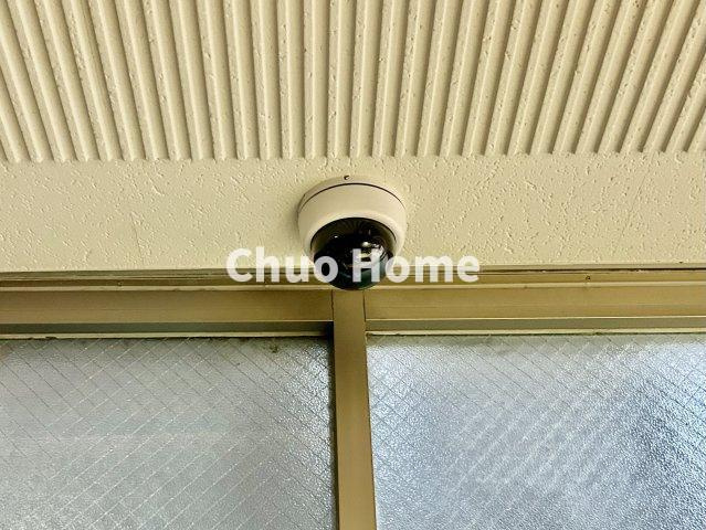 信開ダイナスティ千住の防犯設備|【防犯カメラ】何かあった時の大事な証拠になることももちろんなりますが、防犯というくらいですので大事なのは防犯カメラがあることによって抑止力につながることですよね。