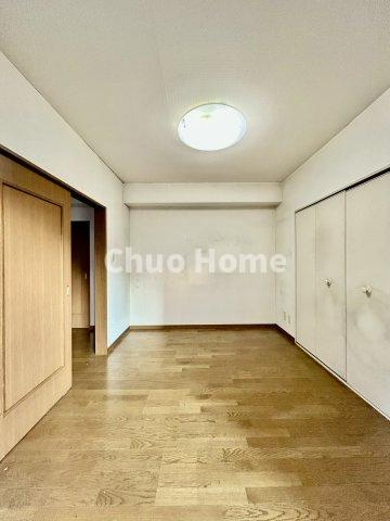 信開ダイナスティ千住の寝室|【寝室】心と体をゆったりと安らげる主寝室。寝室のゆとりが大きい分だけ、暮らしの安らぎは深まります。一日の疲れを癒すだけでなく、ご夫婦の親密な語らいを紡ぎ出します