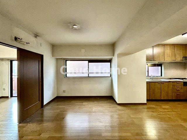 信開ダイナスティ千住の居間・リビング|【リビングダイニング】一日の中で多くの時間を過すことになるリビングダイニングだからこそ、いつも穏やかな空間であることが必然。爽やかな通風と採光を存分に感じる事が出来る空間です。