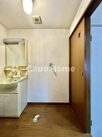 信開ダイナスティ千住のランドリースペース|【ランドリースペース】担当者がスケールを持ち歩いておりますので、ご見学時には現在お使いの洗濯機などがきちんと収まるかなどもチェックして下さい。見学前に測っておくと非常に便利だと思います。