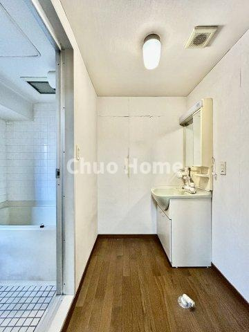 信開ダイナスティ千住の脱衣所|【洗面所】明るい洗面所は朝をすっきりさせてくれる空間です。バタバタしている忙しい朝でも収納が多い洗面台では短い時間で効率良く支度ができます。