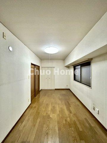 信開ダイナスティ千住の洋室|【洋室】快適に過ごす条件は、一人ひとり違います。だからこそ飾り過ぎないシンプルな内装と偏り過ぎないデザインで統一しております。居住していく中でオーナー様だけの【マイホーム】に創り上げて下さい