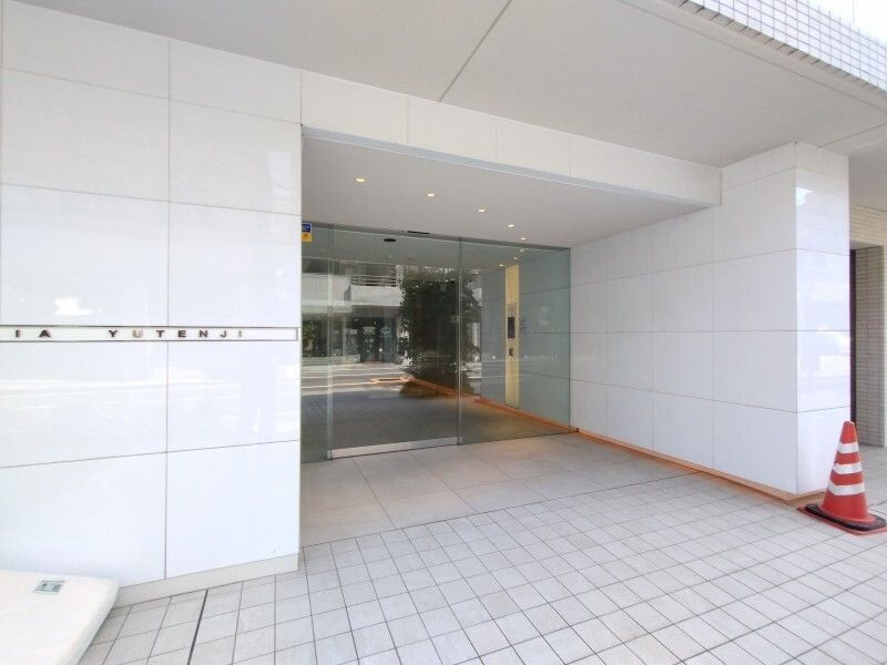 クレイシア祐天寺のエントランス