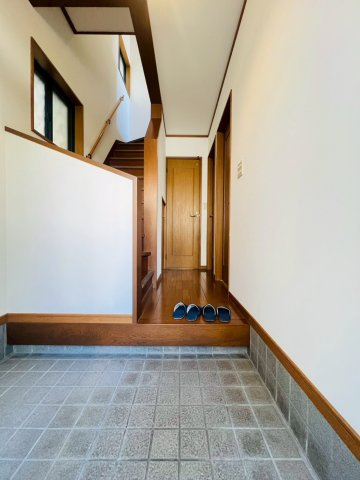 山手2丁目戸建の玄関