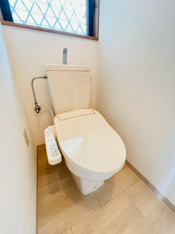 山手2丁目戸建のトイレ