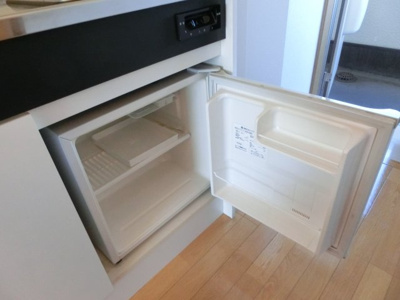 【設備】 | SKマンション | ミニ冷蔵庫付き
※同タイプの別の部屋の写真です。