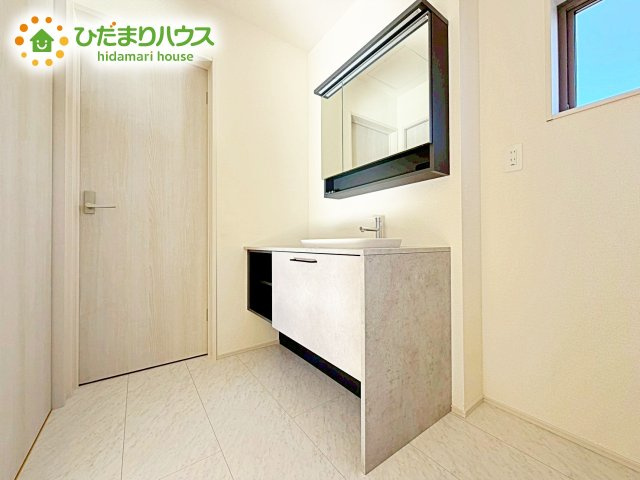【独立洗面台】 | 小美玉市上玉里第2　新築戸建　1号棟 | 収納スペースが充実した洗面所です。身だしなみチェックもできる鏡の裏には、化粧品や整髪料、歯ブラシなど細々した物を収納でき、スッキリとした空間を保てます