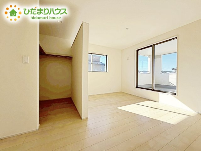 【寝室】 | 小美玉市上玉里第2　新築戸建　1号棟 | バルコニーに面していて、たっぷり光りの入る明るい主寝室です！