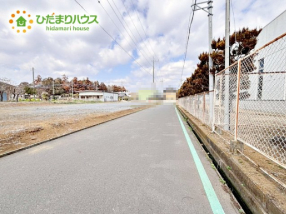 【前面道路含む現地写真】 | 小美玉市上玉里第2　新築戸建　1号棟 | 落ち着いた住環境が魅力的です☆