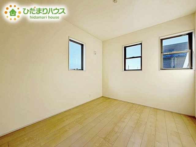 【洋室】 | 小美玉市上玉里第2　新築戸建　1号棟 | 二面採光の設計で明るい時間帯は陽が入り、リラックス出来るお部屋となっています。