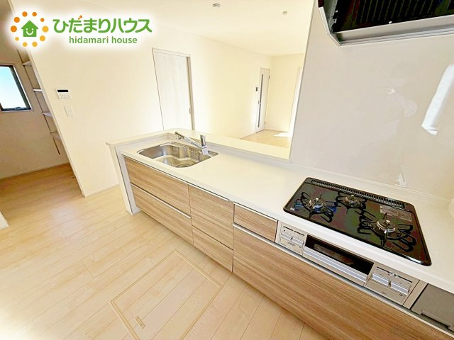 【キッチン】 | 小美玉市上玉里第2　新築戸建　1号棟 | 3口コンロが嬉しいシステムキッチン♪広いシンクや作業台でお料理が捗ります♪
