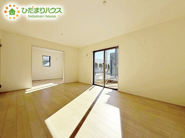 【居間・リビング】 | 小美玉市上玉里第2　新築戸建　1号棟 | 奥行き感あるLDK。一体の空間ながらほどよい距離を保ち、家族がおもいおもいに好きな場所で寛げます。
