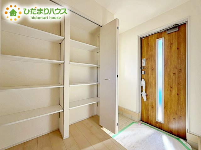 【玄関】 | 小美玉市上玉里第2　新築戸建　1号棟 | スニーカーマニアも納得の天井まであるシューズボックス!(^^)!