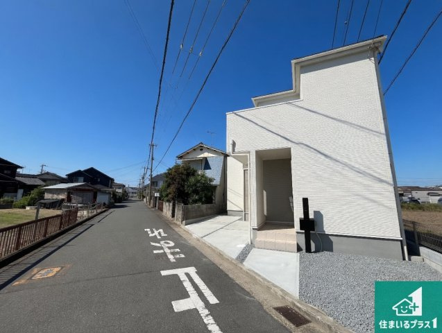 加古川市尾上町養田　第9期　新築一戸建ての前面道路含む現地写真|周辺は閑静な住宅街！前面道路広々で車の出し入れも便利です。駐車が苦手な方でも安心して車庫入れできます！
