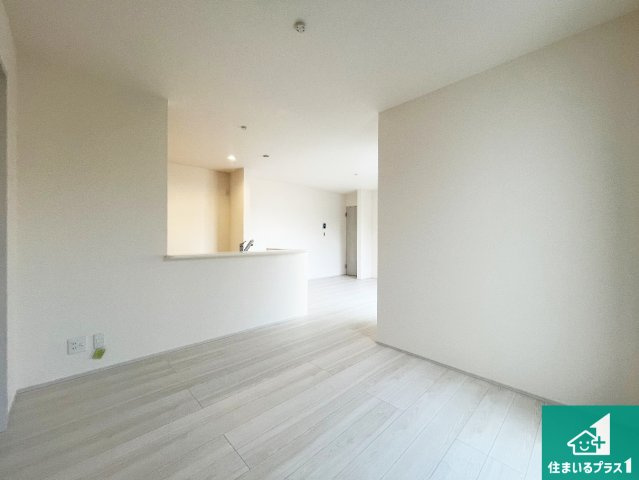加古川市尾上町養田　第9期　新築一戸建ての居間・リビング|日当たり良好の明るいリビングで朝の目覚めもスッキリできそう！対面キッチンでご家族のコミュニケーションも自然と増える設計！小さなお子様が遊ぶスペースを作っても広々とくつろげるLDK！