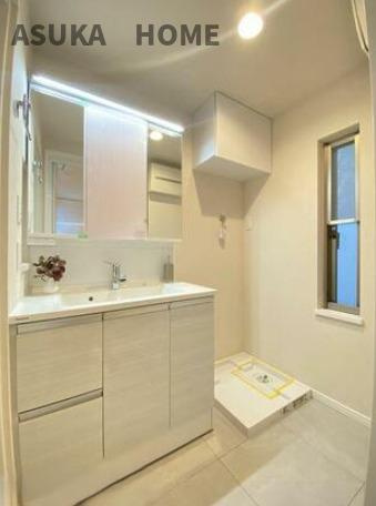 港北区日吉7丁目の独立洗面台|収納たっぷりの独立洗面化粧台です。