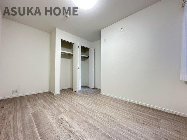 港北区日吉7丁目の洋室|１階の６帖の納戸です。明るさと広さがあると、居住用としても使えますね。工夫次第で使い方いろいろです。