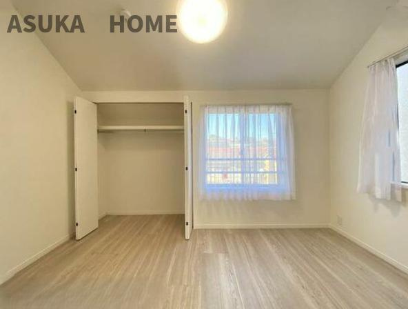 港北区日吉7丁目の洋室|３階の6帖の洋室の様子になります。収納もたっぷりで窓も2面あり、明るい洋室になります。