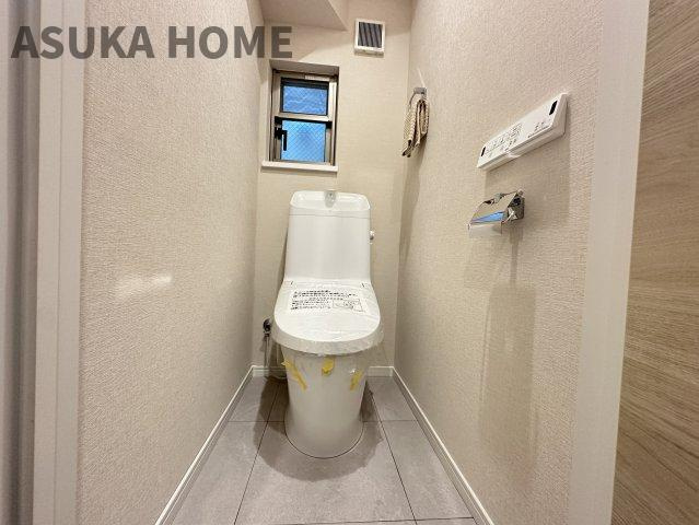 港北区日吉7丁目のトイレ|トイレは１階と３階に２か所にあります。窓のある明るく清潔感のあるトイレです。