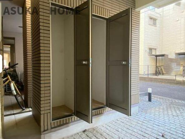 港北区日吉7丁目の玄関|玄関横には、トランクルームもございます。レジャー用品を入れてすっきりと暮らせます。