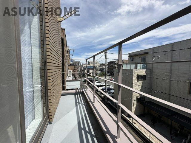港北区日吉7丁目のバルコニー|開放的なバルコニーは見晴らしもよく、太陽の温かな温もりをめいっぱい受け止めてくれます。
