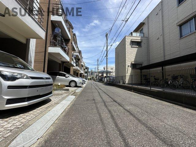 港北区日吉7丁目の前面道路含む現地写真|前面道路の様子です。駐車もラクラクできそうです。