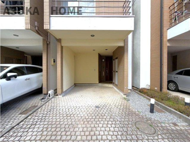 港北区日吉7丁目の駐車場|屋根付きカーポートで雨の日や雪の日も安心です。