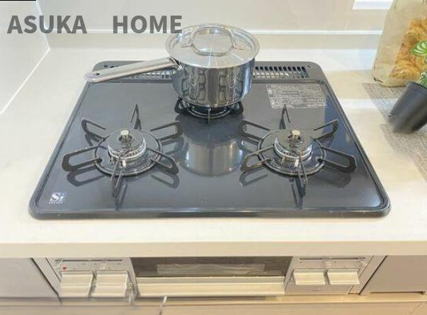 港北区日吉7丁目のキッチン|三ツ口コンロのガスレンジです。お手入れもラクラクですね。