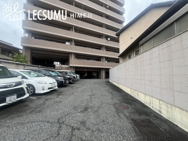 朝日プラザ姫路城南サバーブの駐車場