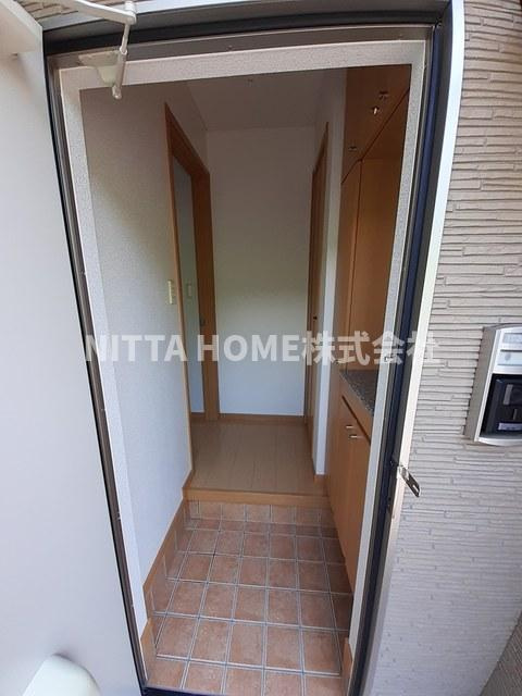 母屋の玄関|シューズボックス付きの玄関になります◎