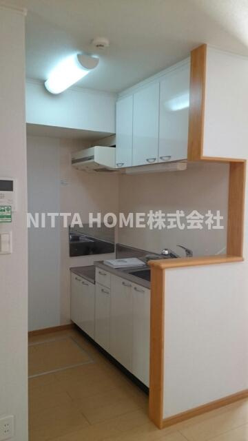 母屋のキッチン|上下に収納がついているキッチン＊