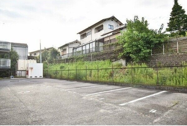 メゾンサステックの駐車場