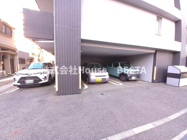 ブライクT27の駐車場