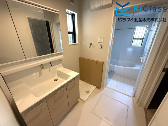 新築戸建　神戸市北区鈴蘭台東町６丁目1の独立洗面台|使いやすい独立洗面台です
ランドリースペースあります