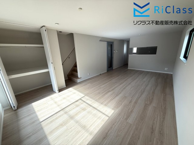 新築戸建　神戸市北区鈴蘭台東町６丁目1の居間・リビング|大きな収納あります