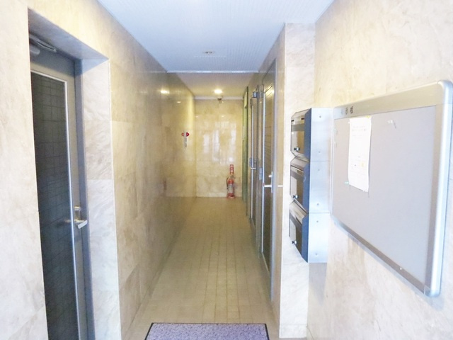 ソレイユトシマのロビー|エントランスの中には防犯カメラが有ります♪