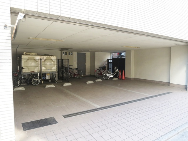 ソレイユトシマの駐車場|奥に自転車置き場も有ります♪