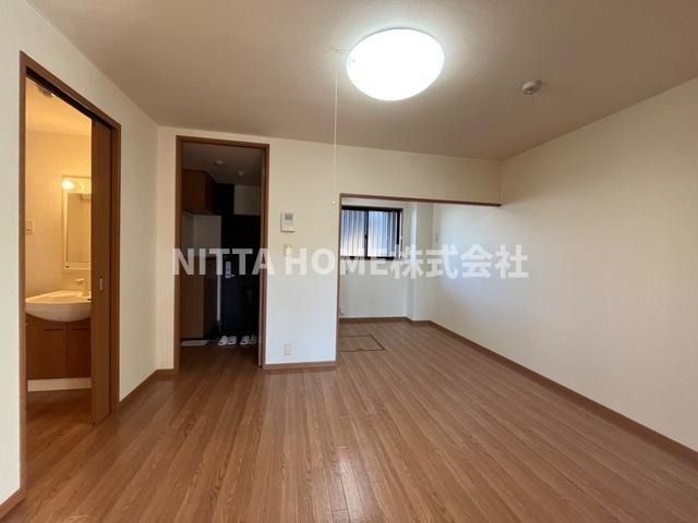 グランソーレの居間・リビング|リビングルームは９．２帖で奥にオープンキッチンがついています★